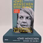 Auf dem Cover steht: "Zwei Menschen sind in mir", "Ingeborg Bachmann", "Andrea Stoll", "SPIEGEL Bestseller-Autorin". Darauf ist ein Porträt einer nachdenklichen Frau.