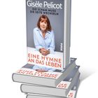 Ein Buchstapel, Titel: "Eine Hymne an das Leben", Autor: Gisèle Pelicot, graues Cover mit Foto einer älteren Frau.