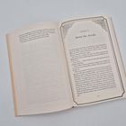 Kapitel 15 - about the details. Aufgeschlagenes Buch mit Text auf zwei Seiten. Links deutscher Text, rechts englischer Text.
