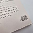 Seite 207 eines Buches, Text auf Deutsch. Unten rechts eine Illustration mit gestapelten Büchern und einem offenen Buch.