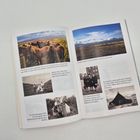 Texte: 

1. „Alle haben sie mich angestarrt, als ich das erste Mal auf ein Pferd stieg, sagt Hildur. In Island lernt man auf dem Land schon als Kind das Reiten.“

2. „In Island ändert sich das Wetter viermal in der Stunde.“

3. „Nicht ohne mein Zelt! - Damals durfte man noch in ganz Island kampieren.“

4. „Der Abiturjahrgang 1949: Erstmals gehen mehr Isländerinnen an die Uni als in die Ehe.“

5. „Viele Isländerinnen zieht es in diesen Jahren zum Leidwesen der Männer zum Studium ins Ausland.“

6. „Das ländliche Island gerät mehr und mehr ins Hintertreffen. Manche Regionen finden erst in den 1980er-Jahren Anschluss ans Stromnetz.“

Bilder: 

- Pferde auf einer Weide.
- Landschaft mit Bergen.
- Schwarzweißfotos von Zelt und Menschen.