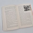 Zwei Buchseiten mit dichtem Text. Eine kleine Schwarz-Weiß-Fotografie zeigt Bergsteiger bei der Ötzi-Fundstelle. Seiten 182-183.
