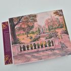 Texte: „Die Wiese roch…“. Illustration: Garten mit Brunnen, Bäumen und Blumen. Veranda mit Balustrade im Vordergrund.