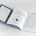 Offenes Buch mit Text über Schlafrhythmus und zirkadianen Rhythmus. Kreisdiagramm mit Tag- und Nacht-Symbolen.