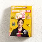 Kalender 2027: "Durch das Jahr mit Checker Tobi" vor gelbem Hintergrund, zeigt einen lächelnden Mann.