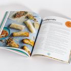 "Frühlingsrollen", Rezeptanleitung. Links fertige Frühlingsrollen und Dip auf blauem Teller. Kochbuchseiten.