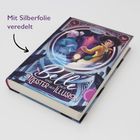 "Mit Silberfolie veredelt." Ein Buch zeigt ein fantasievolles Cover mit einem Mädchen, das eine Laterne hält.