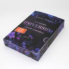 Buchcover mit Text: "In unserem Universum sind wir unendlich" von Sarah Sprinz, mit lila Blumenmuster.