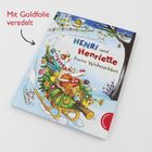 "Mit Goldfolie veredelt." Buch: "Henri und Henriette feiern Weihnachten". Illustration: Tiere auf einem Schlitten im Schnee.