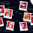 Texte: Frankys Fotobuch, Ich :-), Schrumpfdrache Odi, Oma Elvira, Mama Heidi, Damien, Kürbiskater Zoran, Papa Bill, Runa. Es handelt sich um eine bunte Illustration von Fotos einer skurrilen Familie mit kurzen Beschreibungen zu jeder Person.