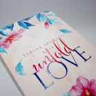 "Teresa Sporrer, untold LOVE." Rosa Blumen und blaue Blätter zieren den Umschlag.