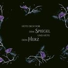 „Hüte dich vor dem Spiegel und hüte dein Herz.“ Dunkler Hintergrund, violette Blätter und weiße Äste rahmen den Text.