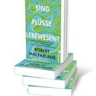 Ein Buch mit dem Titel "Sind Flüsse Lebewesen?" von Robert Macfarlane. Daneben liegt es offen, Text auf einer Seite sichtbar.