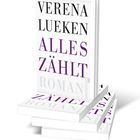Mehrmals gestapelte Bücher, Titel: "Alles zählt", Verfasser: Verena Lueken, Genre: Roman.