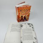Auf dem Cover steht "ALIX BENTE, KISS ME IN Orange". Ein Paar läuft lächelnd durch eine herbstliche Landschaft.