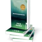 Stehendes Buch: "ROMAN", "MENSCHENWERK", "HAN KANG", "Nobelpreis für Literatur". Offenes Buch: Seiten 104-105.