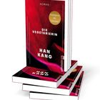 Buchstapel mit "Die Vegetarierin" von Han Kang, Roman, Nobelpreis für Literatur, rotes abstraktes Cover, Ullstein Verlag.