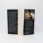 Linke Seite: Text über eine Schriftstellerin und ihren Fokus auf außergewöhnliche Figuren. Rechte Seite: Foto einer Frau und Beschreibung der Autorin Nnedi Okorafor.