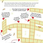 Da watschelt eine ganze Familie zum Mittelkreis. Sie spielen gern und beißen auch mal in den Ball. Zwei Hühner mit Bällen.