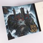 Nummerierte Liste: Fahrstuhl, Galerie der verlorenen Gesichter. Zeichnung einer großen Burg mit Türmen in düsterer Landschaft.