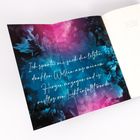 Schriftzug: „Ich spürte, wie sich die letzten dunklen Wolken aus meinem Herzen verzogen“. Hintergrund: blaue Blumen und rosa Licht.