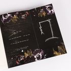 "Lies zwischen den Zeilen." Dunkler Hintergrund mit Blumen, Galgenstrichmännchen und Linien für Buchstaben.