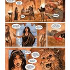 Mehrere Menschen in Kapuzen stehen um einen Altar. Ein Mann wird geopfert und eine Frau spricht mit erhobenen Händen.