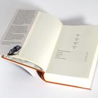 Ein aufgeschlagenes Buch, Inhaltsverzeichnis mit "Teil I-IV" und Seitenzahlen, andere Seite mit Fließtext und einem Blumenbild.