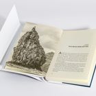 "FÜNF DAS REICH DER GÖTTER" steht über einem Text. Links ein Bild von einem steilen Felsen mit einer Figur an der Spitze.