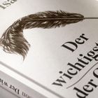 Buchtitel: "Der wichtigste Satz". Große Feder-Illustration auf dem Cover. Der Text ist in eleganter Schrift gehalten.
