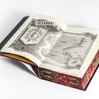Offenes Buch mit Landkarte, oben der Text "ALTARRA". Verzierter Buchrücken in Rot und Gold mit Schlüsselmotiven.