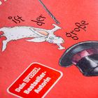 Text: "Wo ist der große Zauberer?" Illustration: Ein weißer Hase neben einem Zylinder auf rotem Hintergrund.