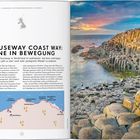 "Der Causeway Coast Way: Steine in Bewegung." Links Text über Giant's Causeway, rechts Küste mit Basaltsäulen und Personen oben.