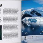 Links Text: "Einleitung" mit Beschreibung eines Reiseerlebnisses. Rechts Schneelandschaft mit Bergen, Eis und Personen.