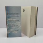 Florence sitzt auf dem Sofa; ein Fotobuch liegt neben Flo. Julia erzählt von Uroma Doretta, die 1850 aus Deutschland nach New York kam.