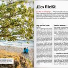 "Alles fließt", "Eine Welt des Übergangs", darunter Text über Wasserlandschaften. Bild: Baum, Strand, Paar sitzt im Gras.