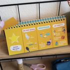 Ein gelbes Flipchart mit drei Spalten: "Ins Bad gehen", "Frühstücken", "Los geht's!" mit Bildern und Anweisungen.