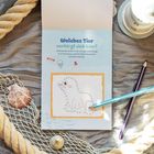 Text: "Welches Tier verbirgt sich hier?" Eine Punkt-zu-Punkt-Aufgabe zeigt einen Umriss einer Robbe. Drumherum See- und Strand-Elemente.