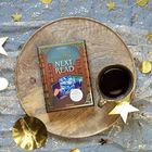 "Kim Ekdahl, My Next Read, Das Orakel für deine ungelesenen Bücher" auf einem Buch, daneben eine Tasse Kaffee.