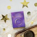 "Let's Talk Romance", lila Schachtel, goldener Text. Umgeben von goldenen Sternen auf einem hellen Untergrund. Eine Tasse Kaffee.