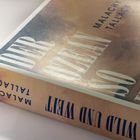 Titel: "DER OZEAN SO WILD UND WEIT". Autor: "MALACHY TALLACK". Buch mit teils glänzender Oberfläche.