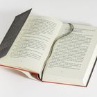 Aufgeschlagenes Buch mit weißem Lesebändchen. Seitenzahlen 20 und 21 sichtbar, linker Einband schwarz.