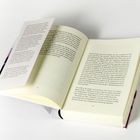 Ein aufgeschlagenes Buch mit einer herausragenden Werbeseite, die Text über den Inhalt des Buches enthält.