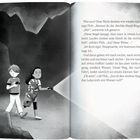 Zwei Kinder mit Taschenlampen in einer Höhle. Ein Mädchen hält ein Tier, während Wasser von der Decke tropft. 