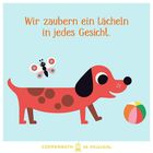 Text: "Wir zaubern ein Lächeln in jedes Gesicht." Illustration: Ein roter Hund, ein Schmetterling und ein bunter Ball.
