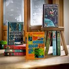Die Titel auf den Buchcovern lauten: "Frankenstein", "Die Schatzinsel", "Der kleine Prinz". Sie sind dekorativ gestaltet.