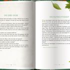 Linke Seite: "DIE DREI SIEBE", Geschichte über Sokrates und die drei Siebe der Wahrheit.  
Rechte Seite: "DIE AUFRICHTIGKEIT", Essay von Marie von Ebner-Eschenbach.  
Blätter-Dekoration oben. Seitenzahlen: 46, 47.