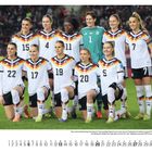 JUNI. Kalender mit deutschem Frauennationalteam in weißen Trikots auf einem Fußballfeld, elf Spielerinnen posieren zusammen.