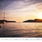 Schweden - Westküste - in der Nähe von Lysekil. Ein Segelboot bei Sonnenuntergang in einer ruhigen Bucht. Datum unten: 6.