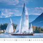 Zahl 6 und Kalendertage darunter. Segelboote auf einem See vor Bergen.